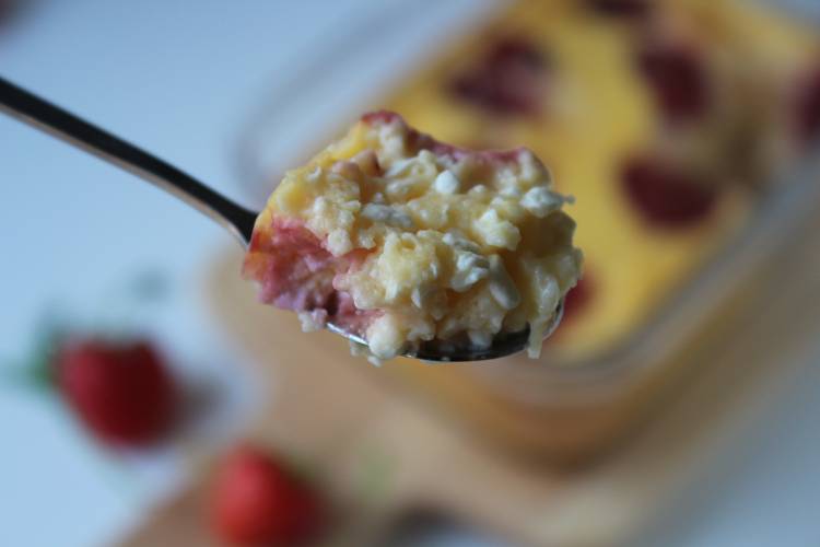 Proteinreicher Hüttenkäse Auflauf mit Obst