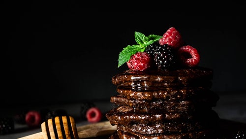 Schokoladen Protein Pancakes mit Beeren