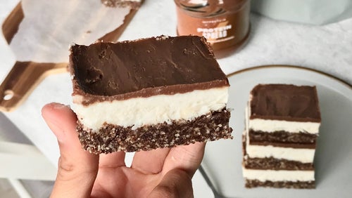 Mit Schokolade überzogene Kokosnuss Protein Schnitten