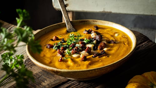 Kürbis-Suppe mit weissen Bohnen und Tofu-Speck