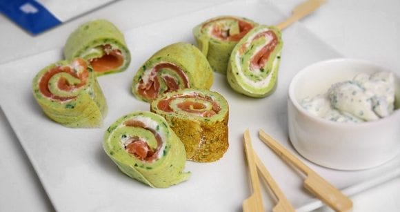 Lecker Abnehmen | Pfannkuchenröllchen mit Lachs und Kräuterquark