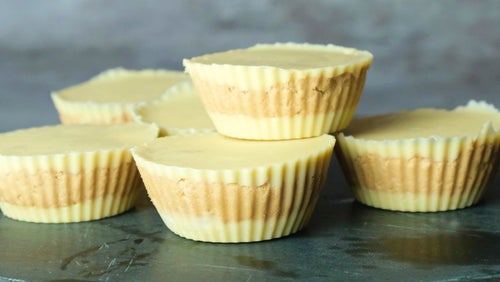 Proteinreiche Peanut Butter Cups mit weißer Schokolade