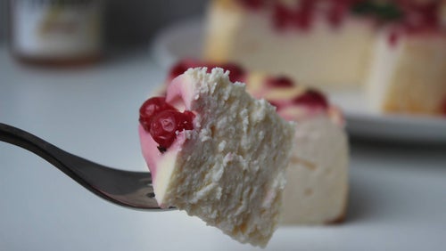 Cremiger Protein Käsekuchen mit Beeren