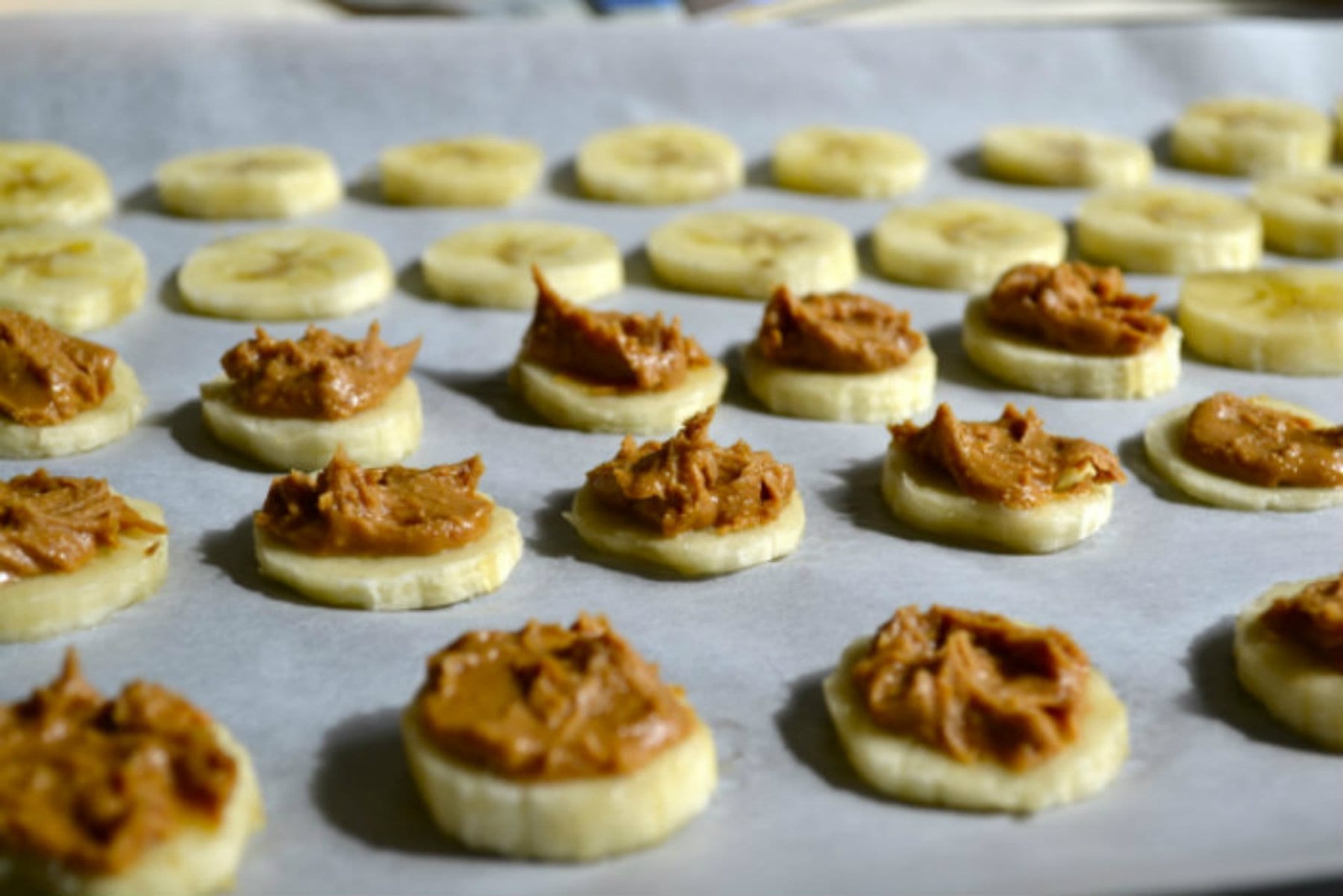6 gesundheitliche Vorteile von Erdnussbutter & wie du mehr davon in deine tägliche Ernährung unterbringen kannst