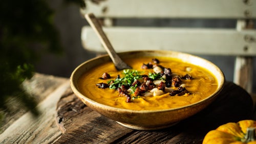 Kürbis-Suppe mit weissen Bohnen und Tofu-Speck