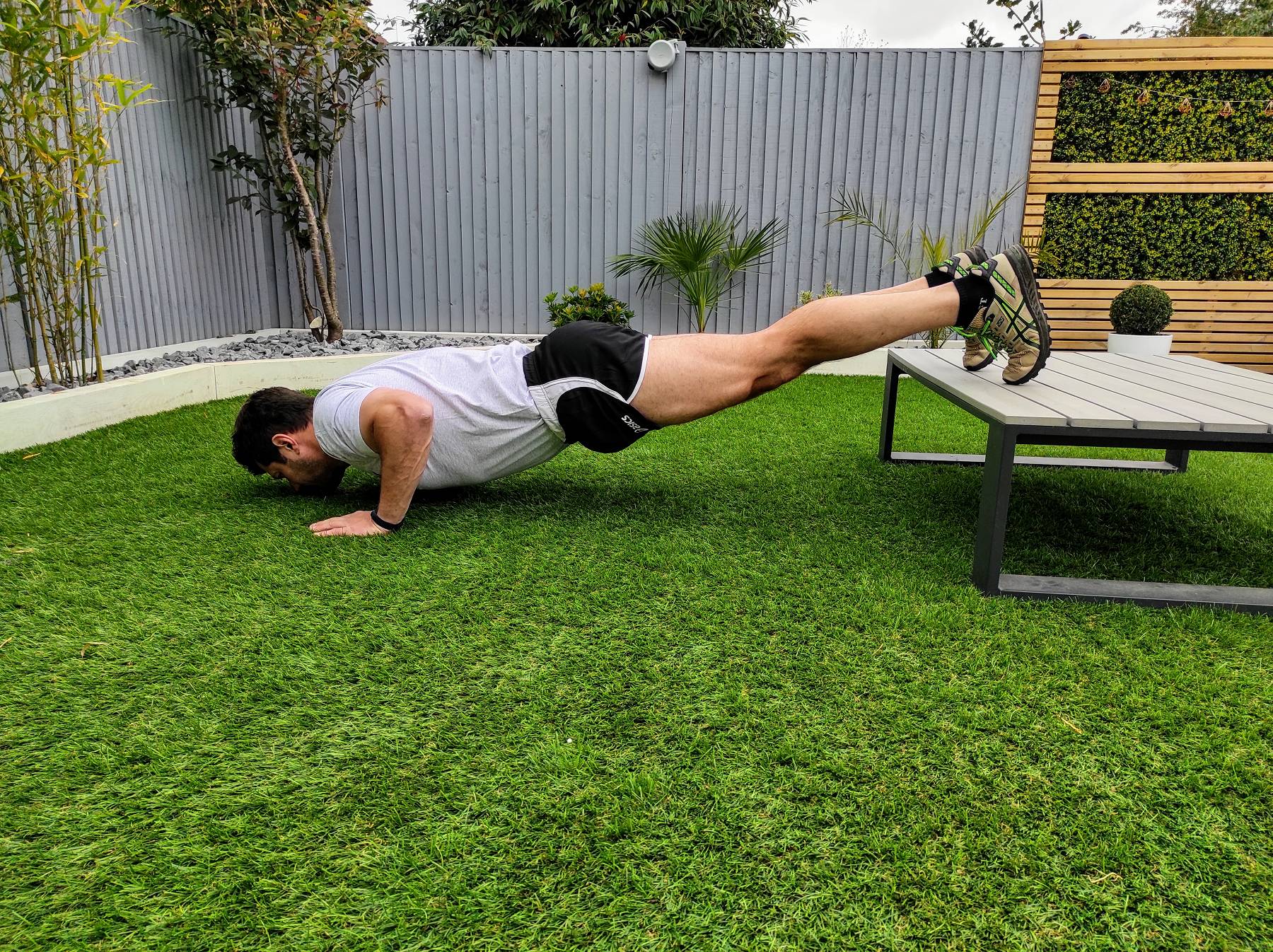 Brust-Workouts für zu Hause | Mit und ohne Equipment