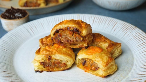 Würstchen Rolls mit Käse & Chutney