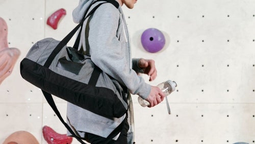 Wie man die perfekte Sporttasche fürs Fitnessstudio packt | 10 Gym Bag Essentials