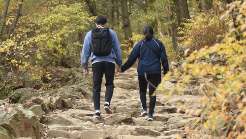 Das Spazierengehen mit einem Partner könnte dich langsamer machen - verrät neue Studie