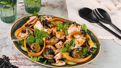 Salat mit gebackenem Lachs