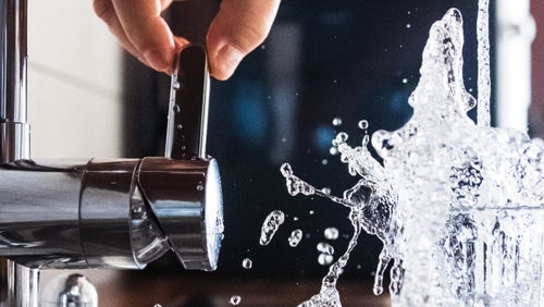 Eine Ernährungsberaterin erklärt, wie das Trinken von Wasser deine Kalorienzufuhr senken kann