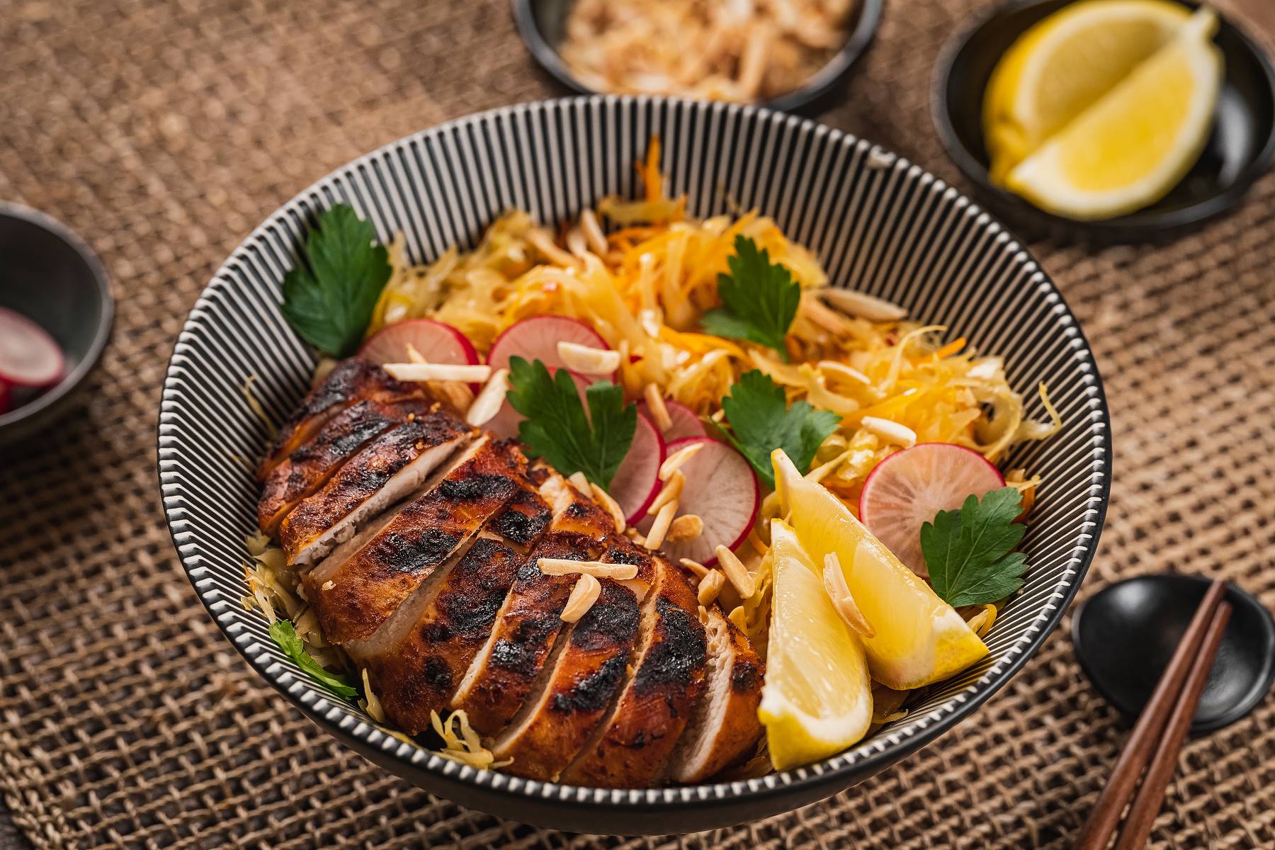Asiatischer Krautsalat mit gegrilltem Hühnchen | Meal Prep Rezept