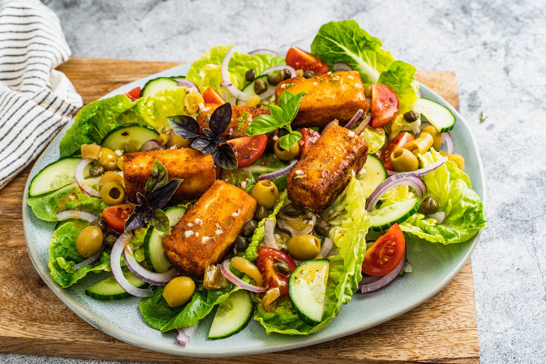 Griechischer Salat mit paniertem Feta
