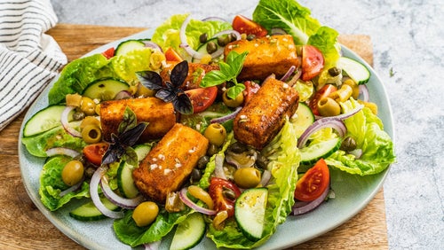Griechischer Salat mit paniertem Feta