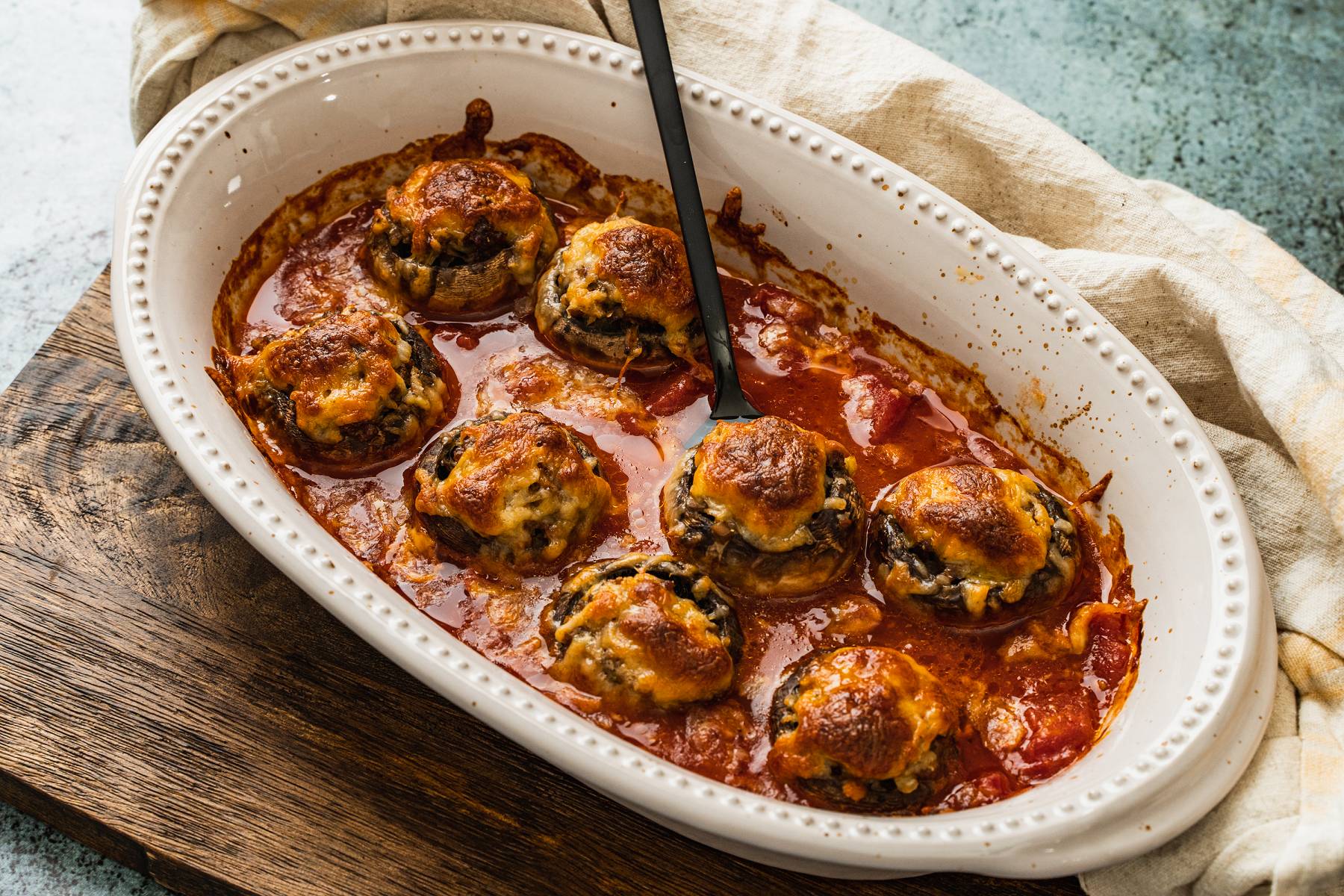 Gefüllte Champignons auf Tomatensauce