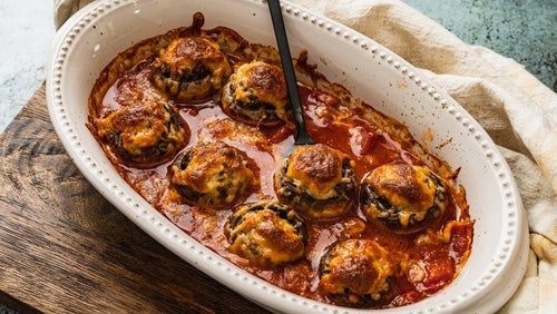 Gefüllte Champignons auf Tomatensauce
