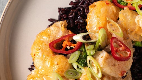Knusprige Sriracha-Garnelen mit schwarzem Reis