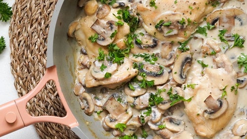 Cremige Hähnchenschenkel mit Champignons