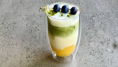 Erfrischender Mango Matcha Latte