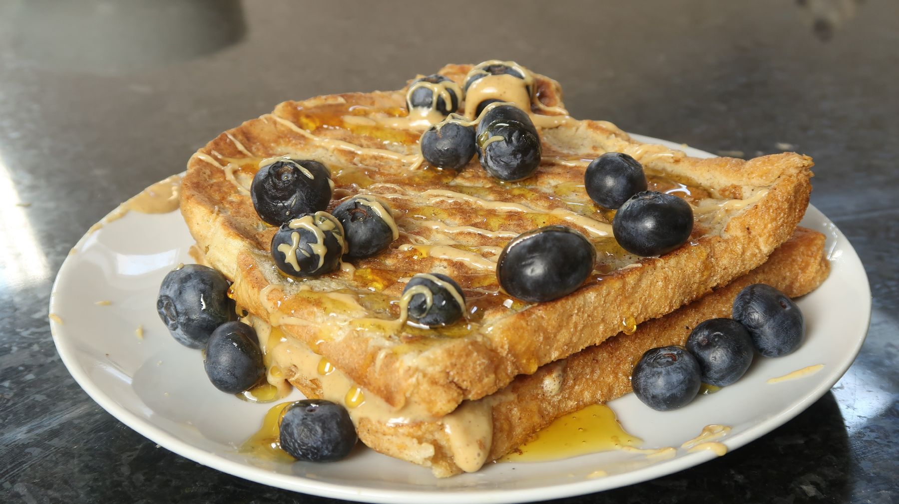 Protein French Toast mit Erdnussbutter-Füllung