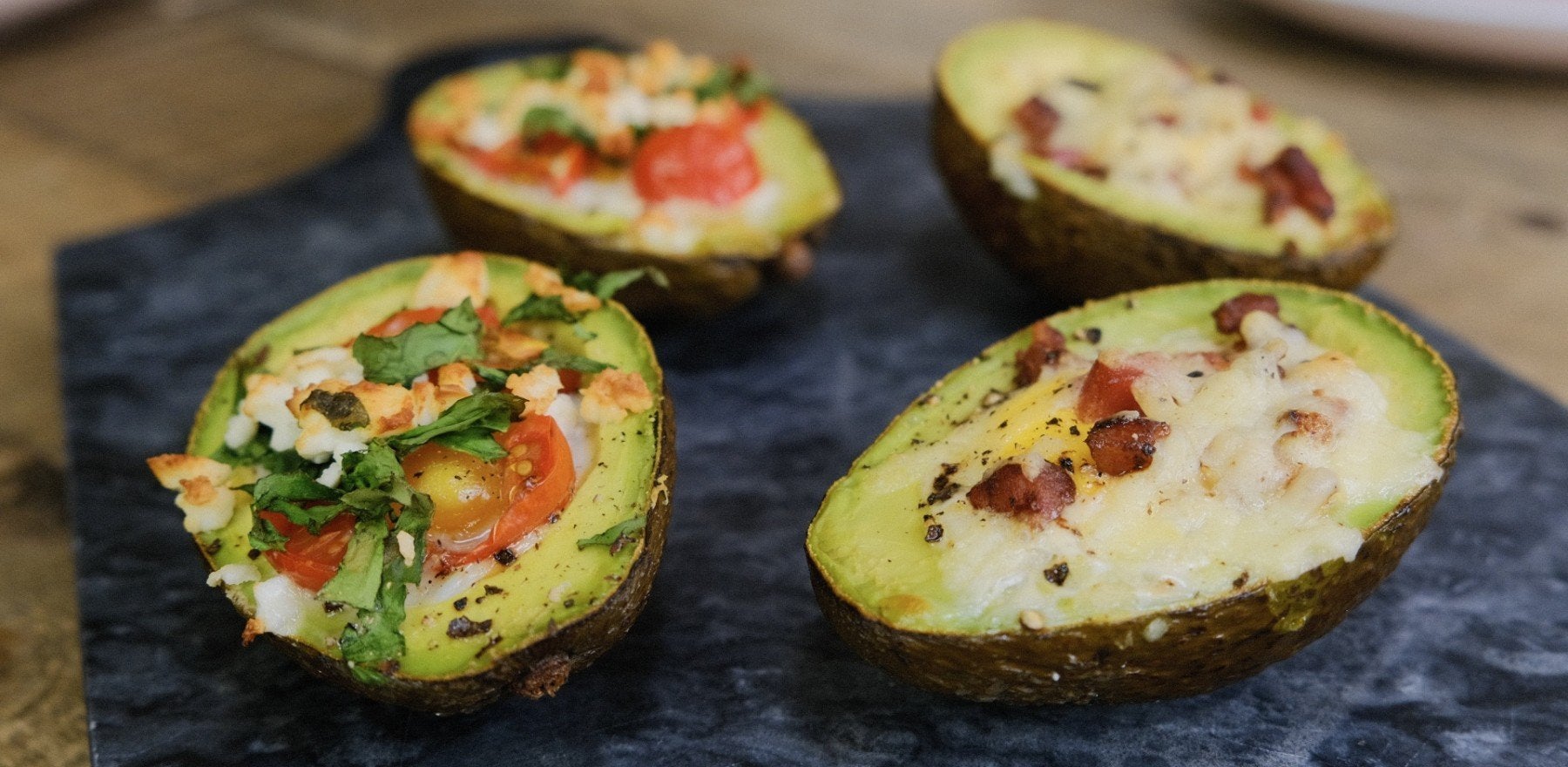 Baked Eggs Zweierlei mit Avocado | Das Keto Frühstück