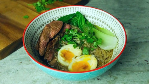 Ramen Nudeln mit Rindfleisch | Japanische Suppe