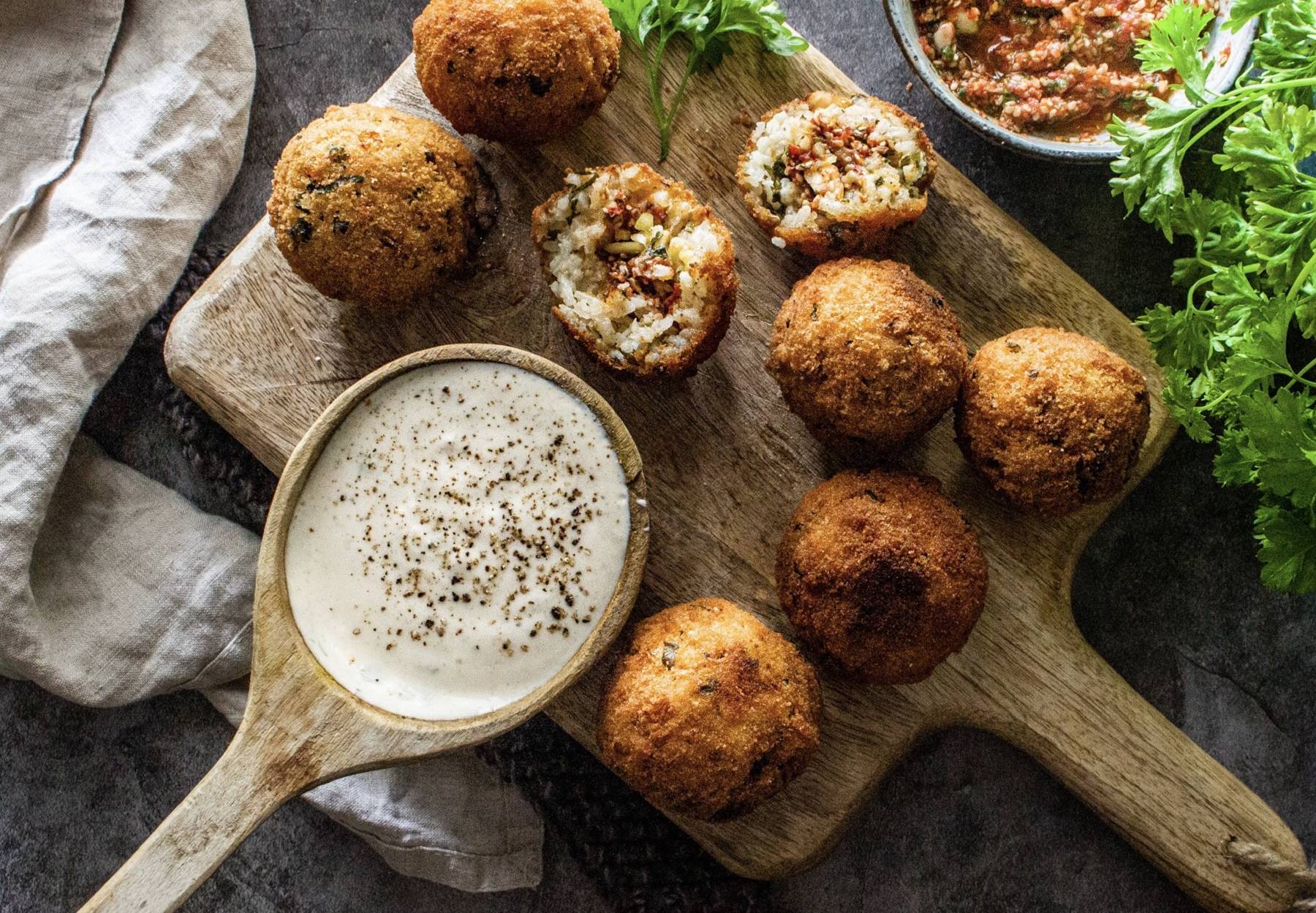 Vegane gefüllte Risottobällchen mit rotem Pesto & Käse