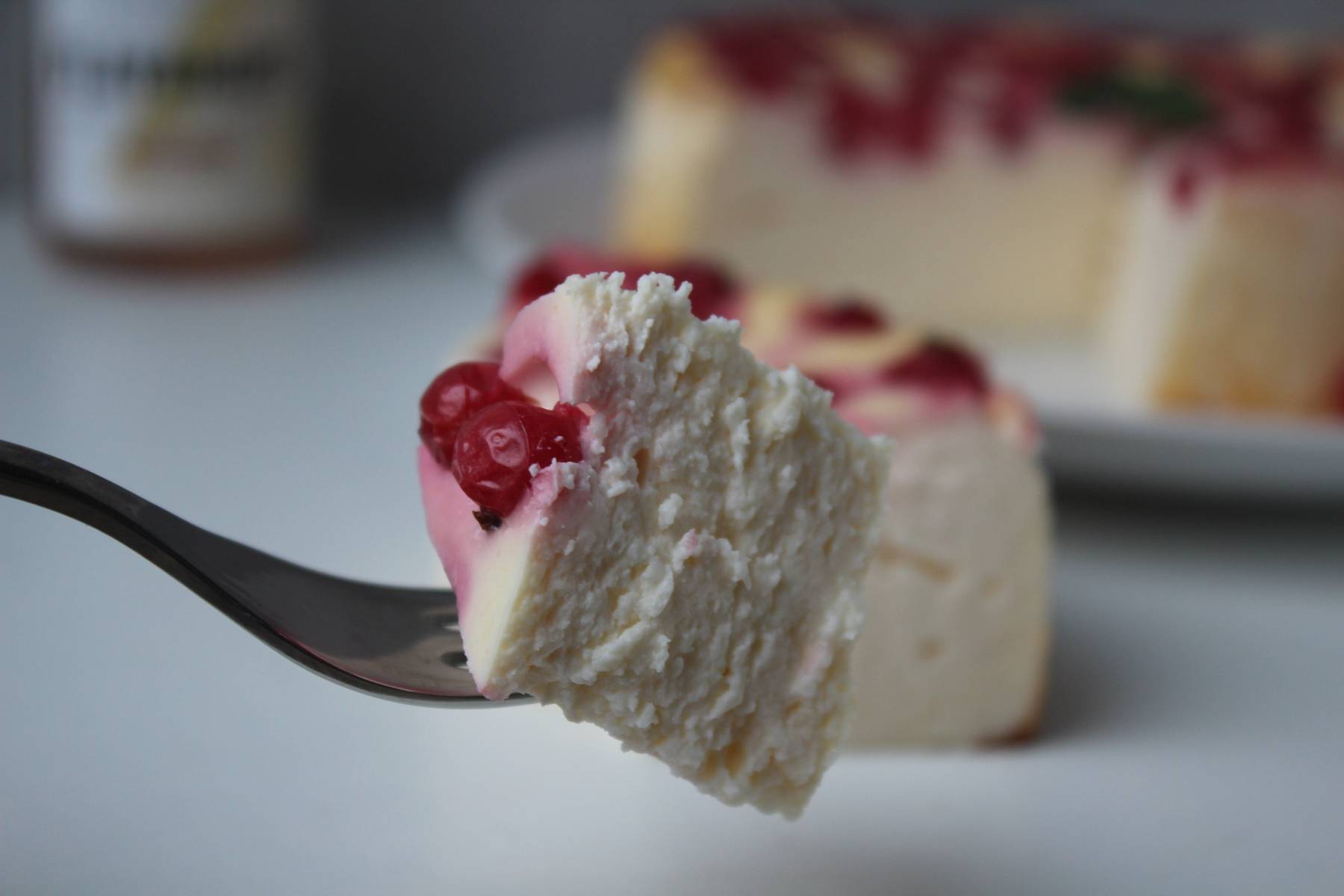 Cremiger Protein Käsekuchen mit Beeren