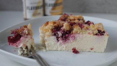 Cremiger Käsekuchen mit Kirschen & Streuseln | Ohne Butter & Zucker