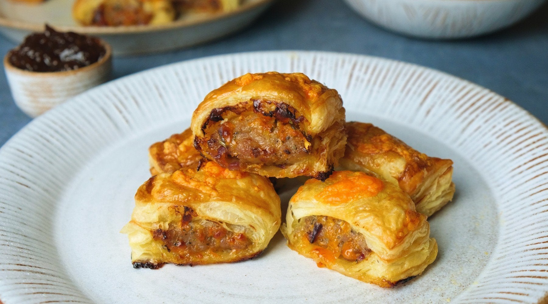 Würstchen Rolls mit Käse & Chutney