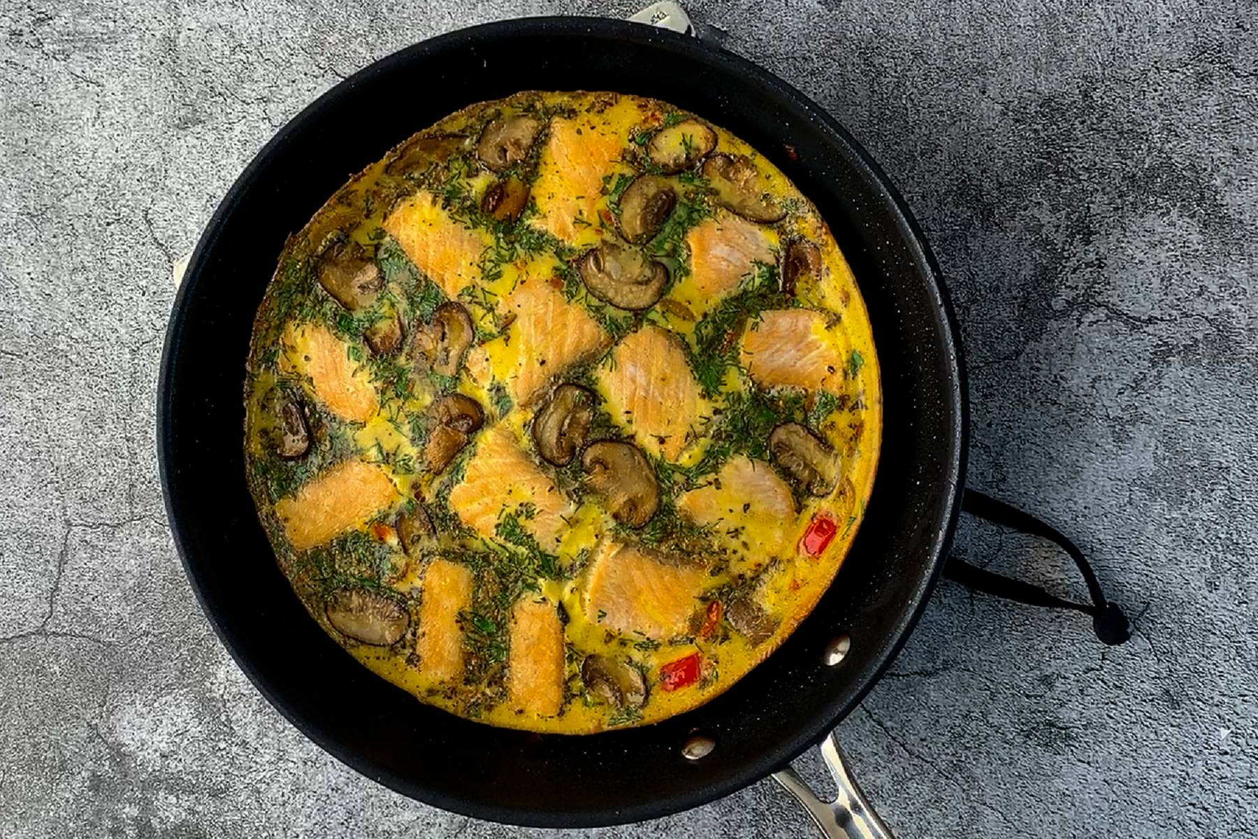 Frittata mit Lachsfilet und Champignons