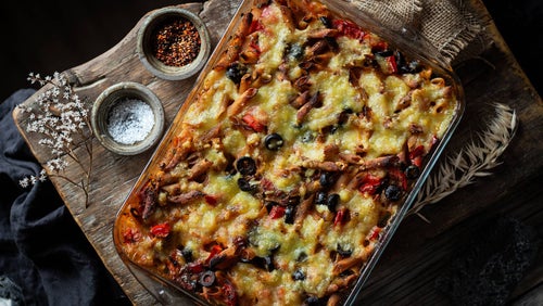 Mediterrane One Pot Vollkorn-Penne mit Oliven und Paprika