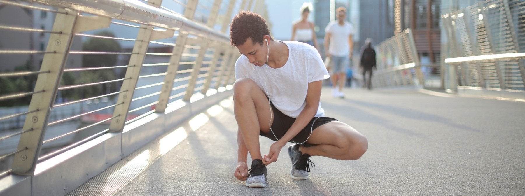 Experten empfehlen Joggern das Tragen von Masken in vielbesuchten Orten, aber beeinflusst dies auch deine Performance?