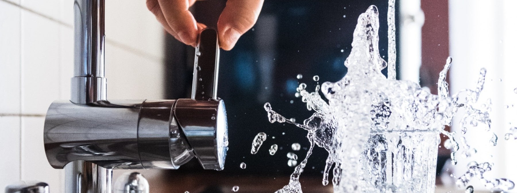 Eine Ernährungsberaterin erklärt, wie das Trinken von Wasser deine Kalorienzufuhr senken kann