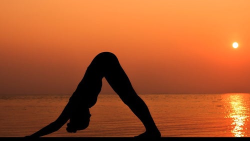 Personal-Trainerin reviewt den "Perineum Sunning"-Trend
