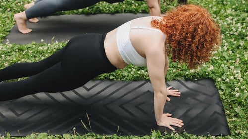 Die 9 besten Bauch-Übungen, die du ohne Equipment absolvieren kannst