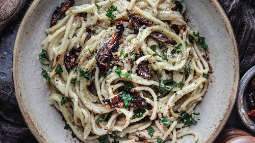 Vegane Carbonara mit Tomaten-Speck