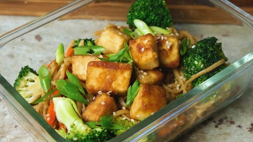 Fideos teriyaki con tofu y verduras