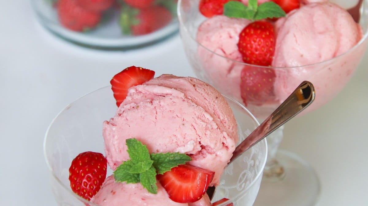 Helado de fresas cremoso y alto en proteínas