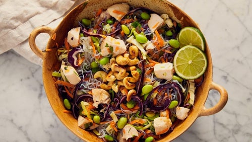 Ensalada Thai low carb de pollo y noodles