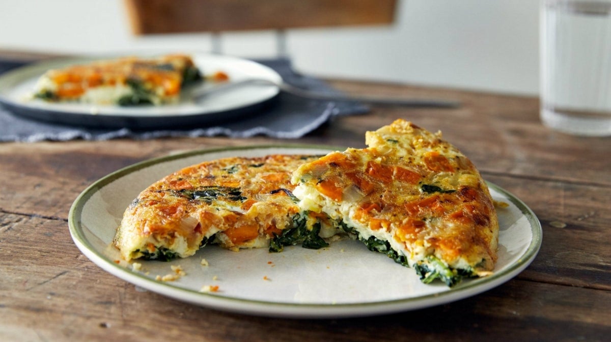 Receta de frittata de boniato, kale y cebolla