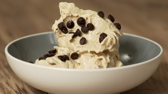 Helado saludable de 3 ingredientes con plátano y mantequilla de cacahuete