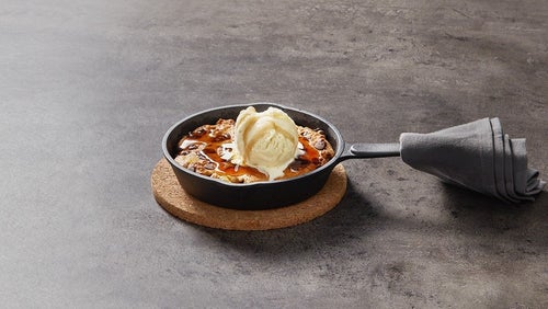 Cookie proteica caliente con helado de vainilla
