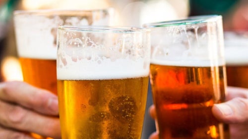 ¿Necesito dejar de beber alcohol para bajar de peso?