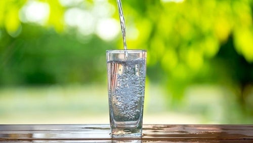¿Cuánta agua hay que beber al día?
