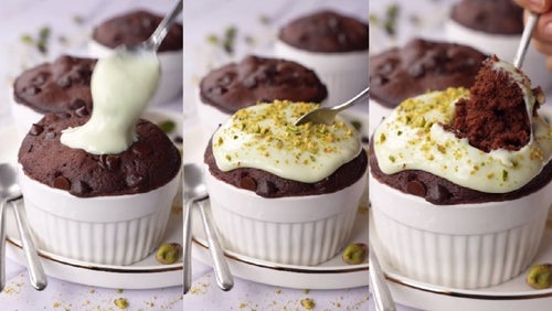 Mug cake de chocolate con crema proteica de pistacho