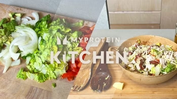 Ensalada de pollo y bacon alta en proteínas y con 1.350 calorías