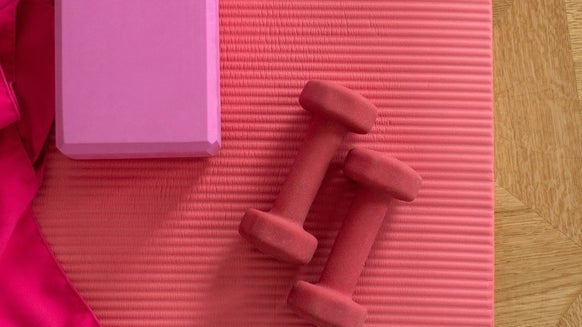 Un allenamento per tutto il corpo pensato per una camera da letto piccola