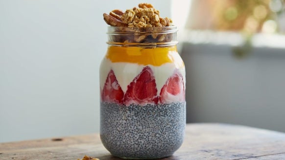 Pudding di chia al mango e all'arancia rossa