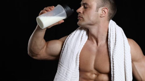 Frullato proteico con latte o acqua | Cosa cambia?